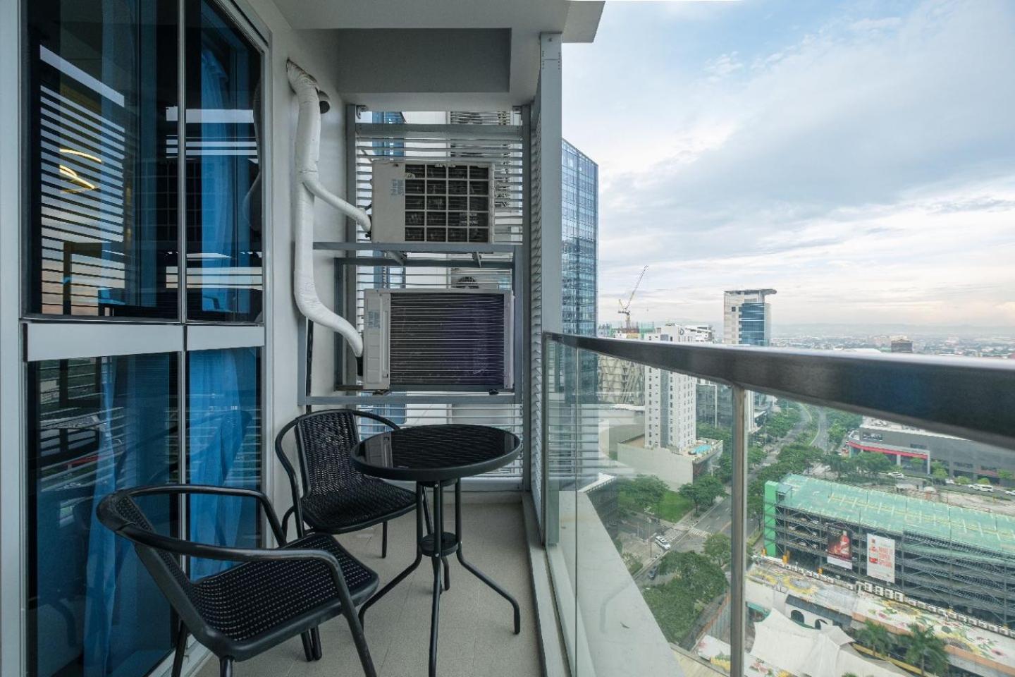 Uptown Parksuites Apartments Tower 2 Bgc By Ph Staycation Manila Exterior photo